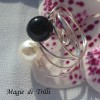Magie di Trilli - Anello artigianale donna in filo per gioielli color argento, con perle bianca e nera, regolabile
